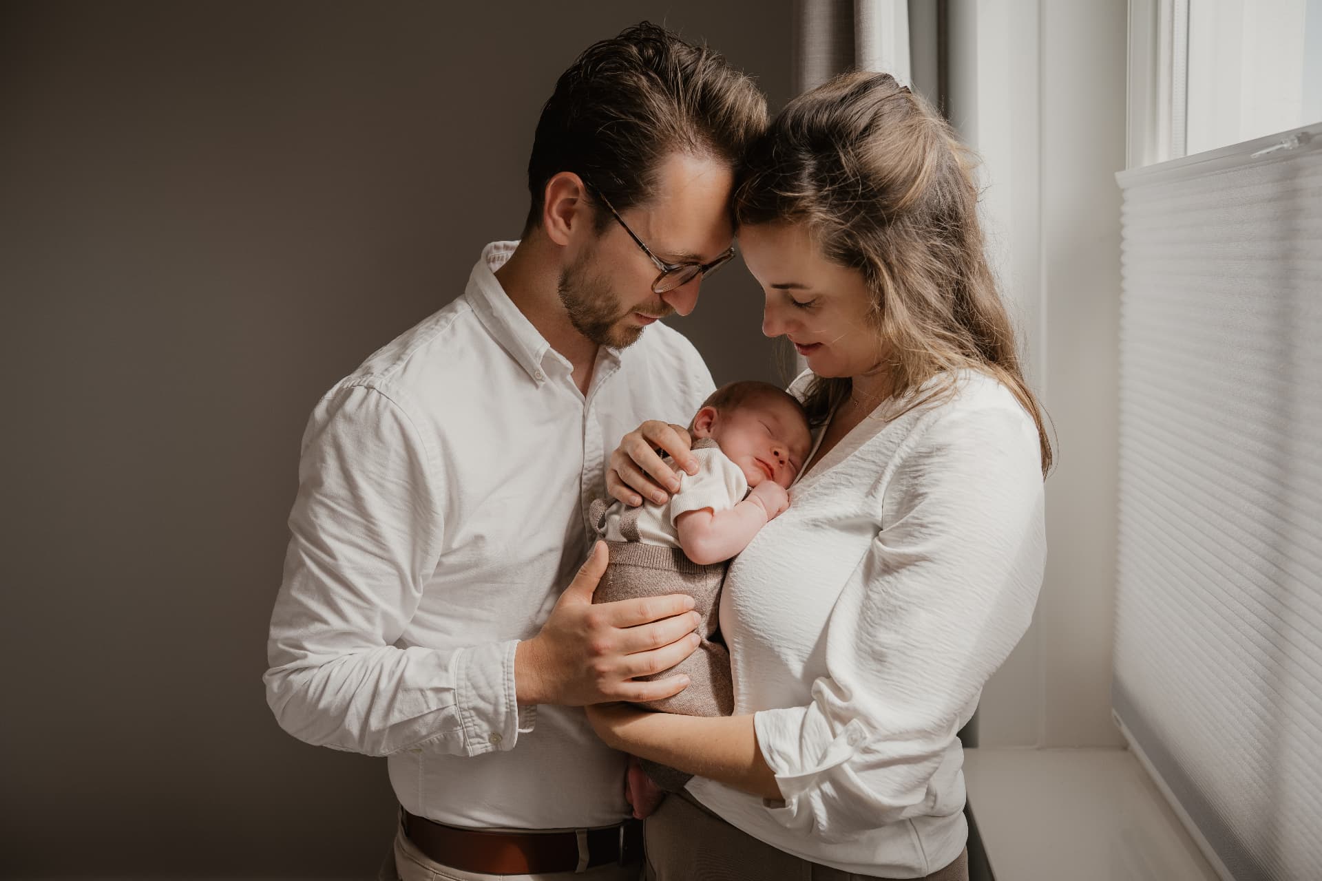Ouders met hun pasgeboren baby in de armen tijdens een newbornshoot in de Achterhoek