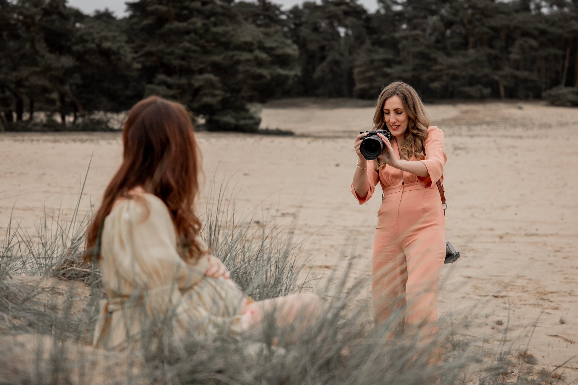 Lotte Ruesink aan het werk tijdens een shoot in de Achterhoek
