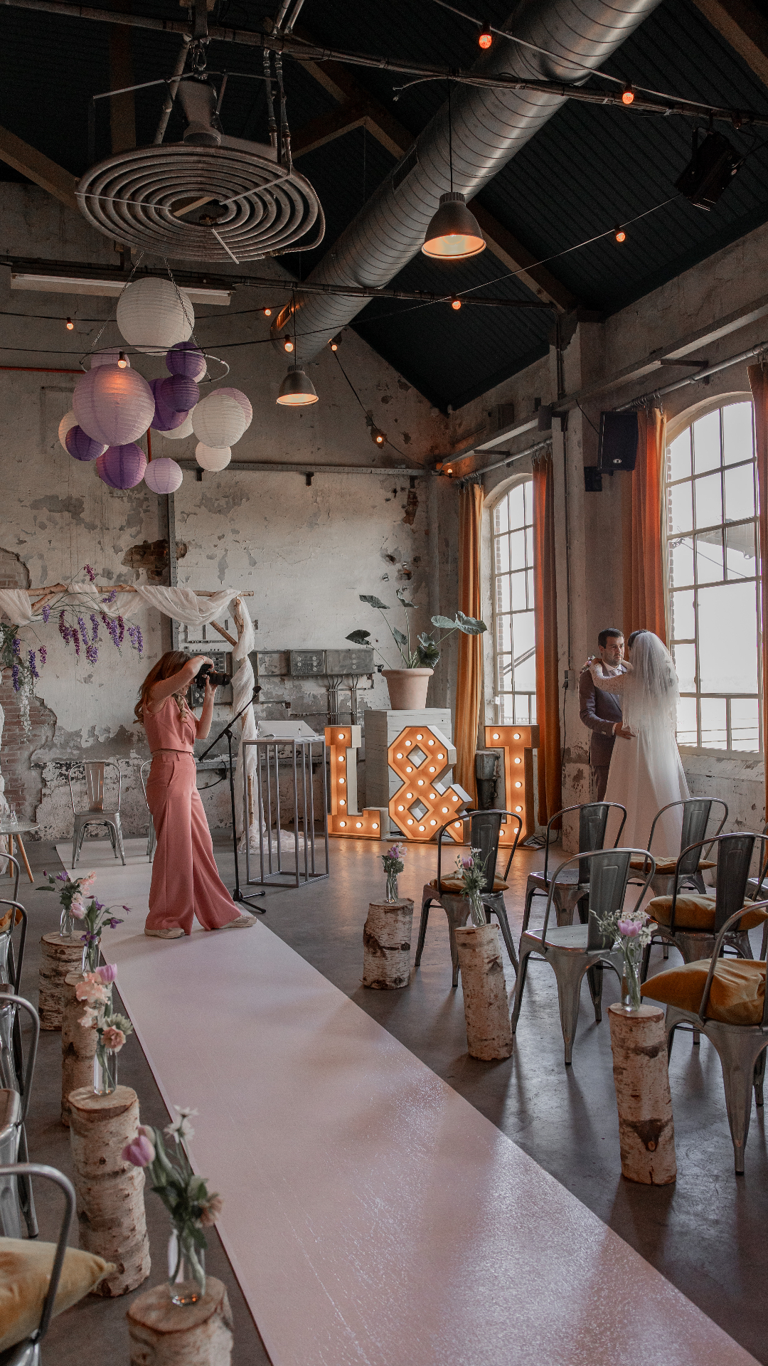 Lotte Ruesink fotografeert een bruidspaar tijdens de ceremonie op een sfeervolle trouwlocatie in de Achterhoek