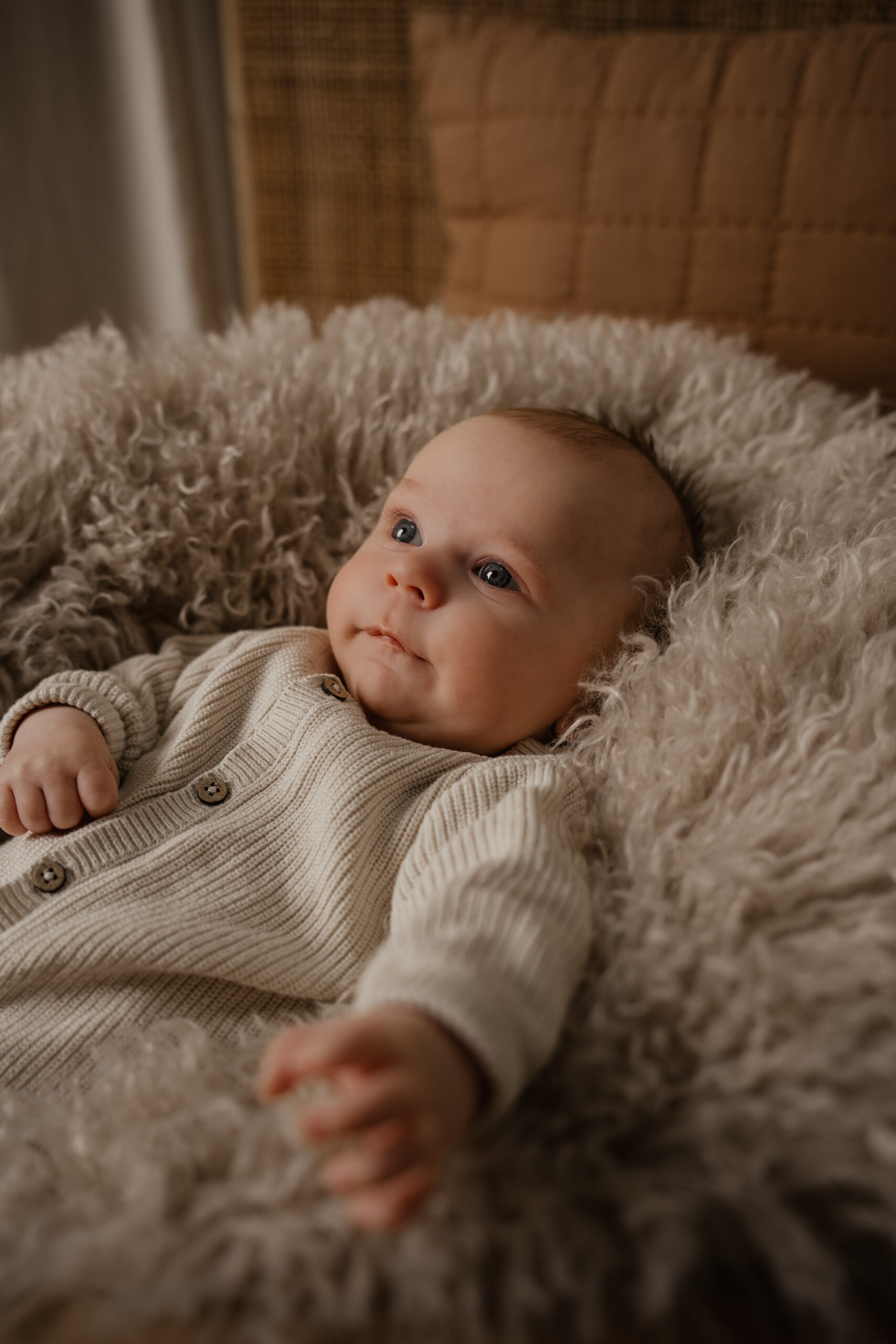 Pasgeboren baby tijdens een newbornshoot in de daglichtstudio in Gaanderen