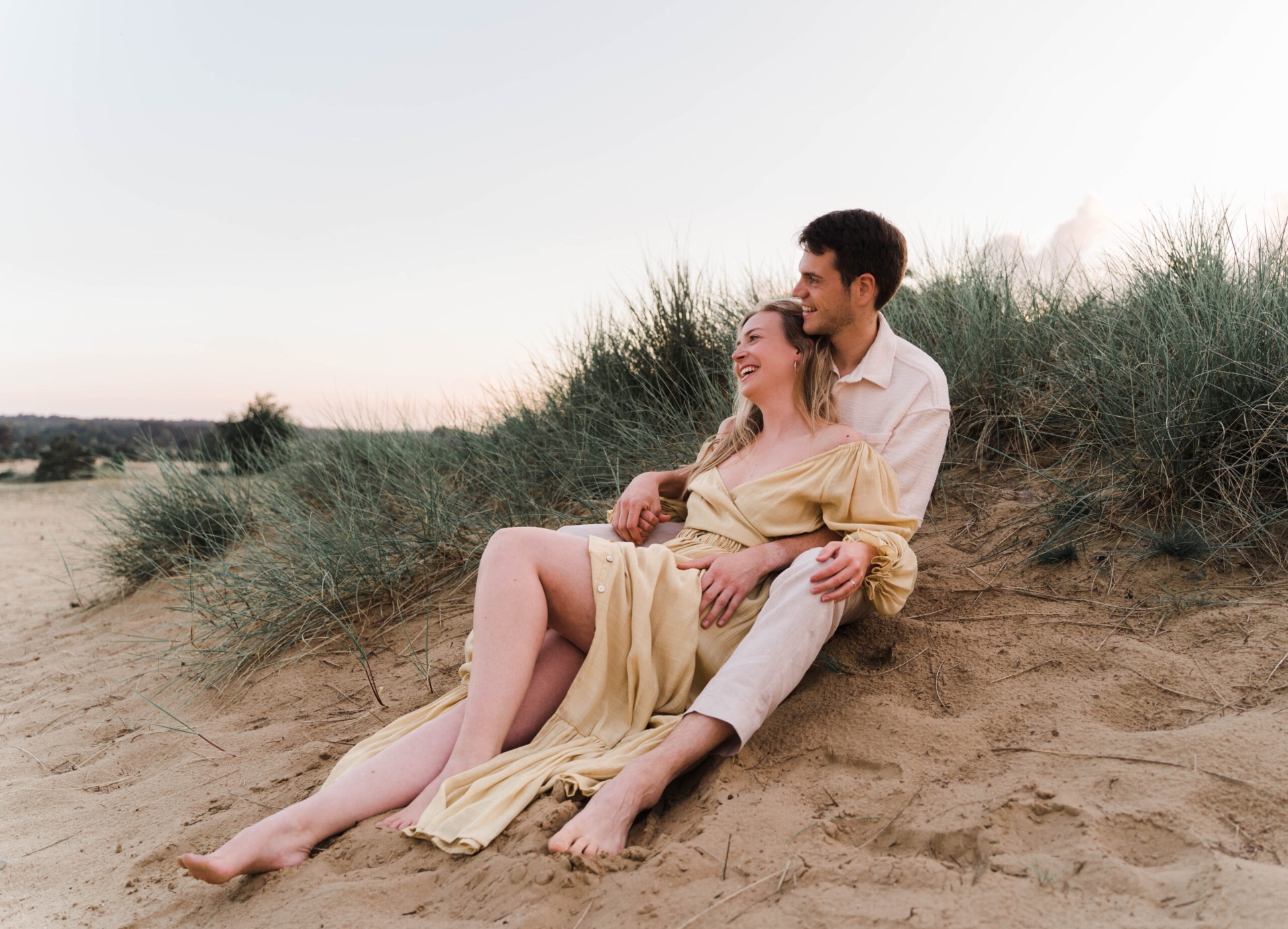 Loveshoot in zachte gele jurk in de duinen