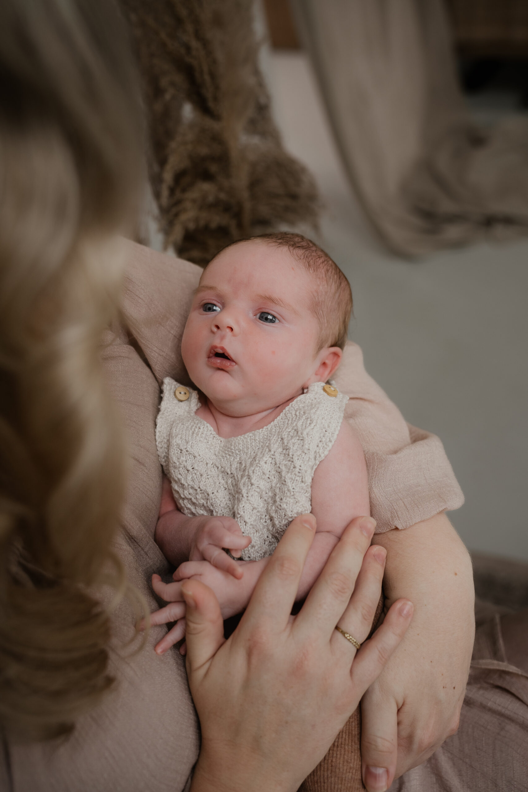 Pasgeboren baby tijdens een newbornshoot in de Achterhoek
