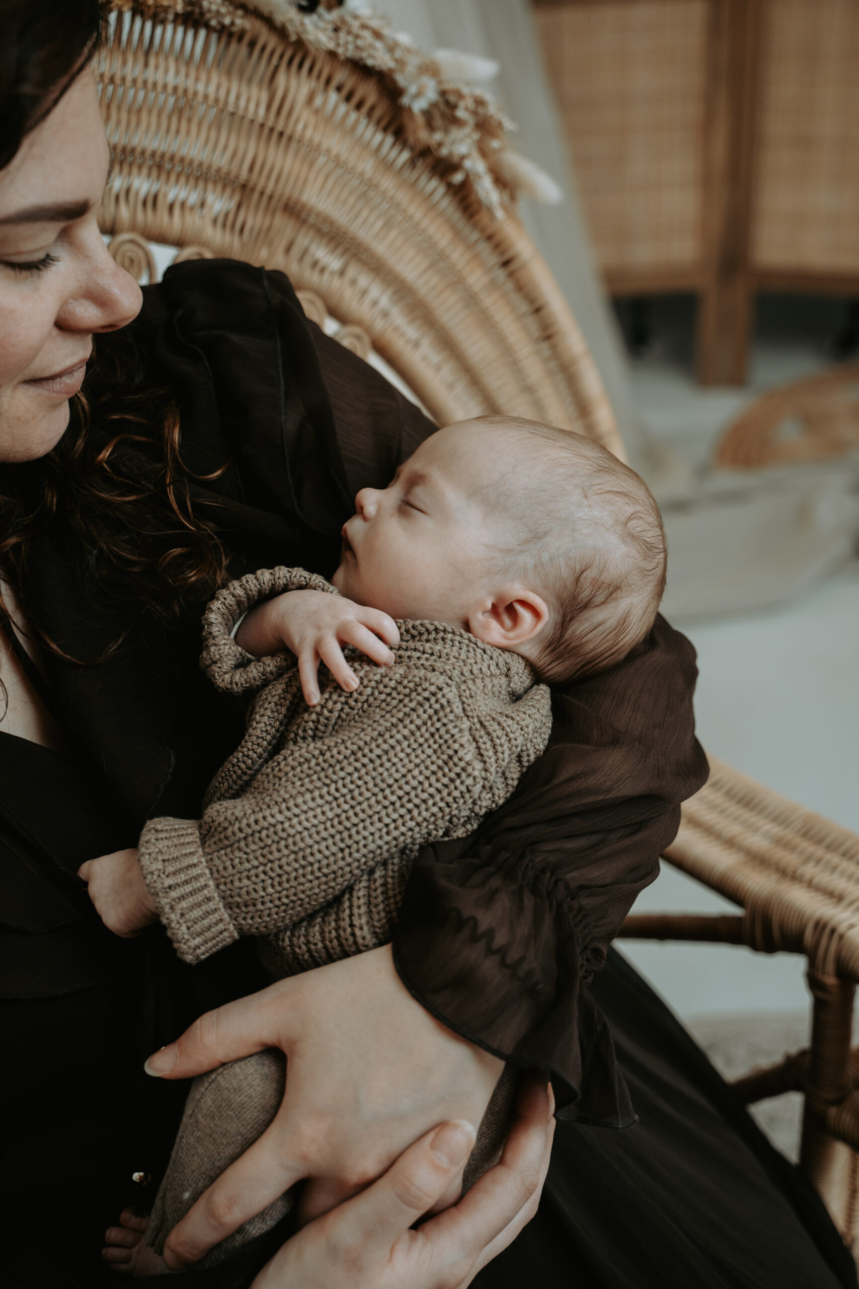 Pasgeboren baby tijdens een newbornshoot in Doetinchem