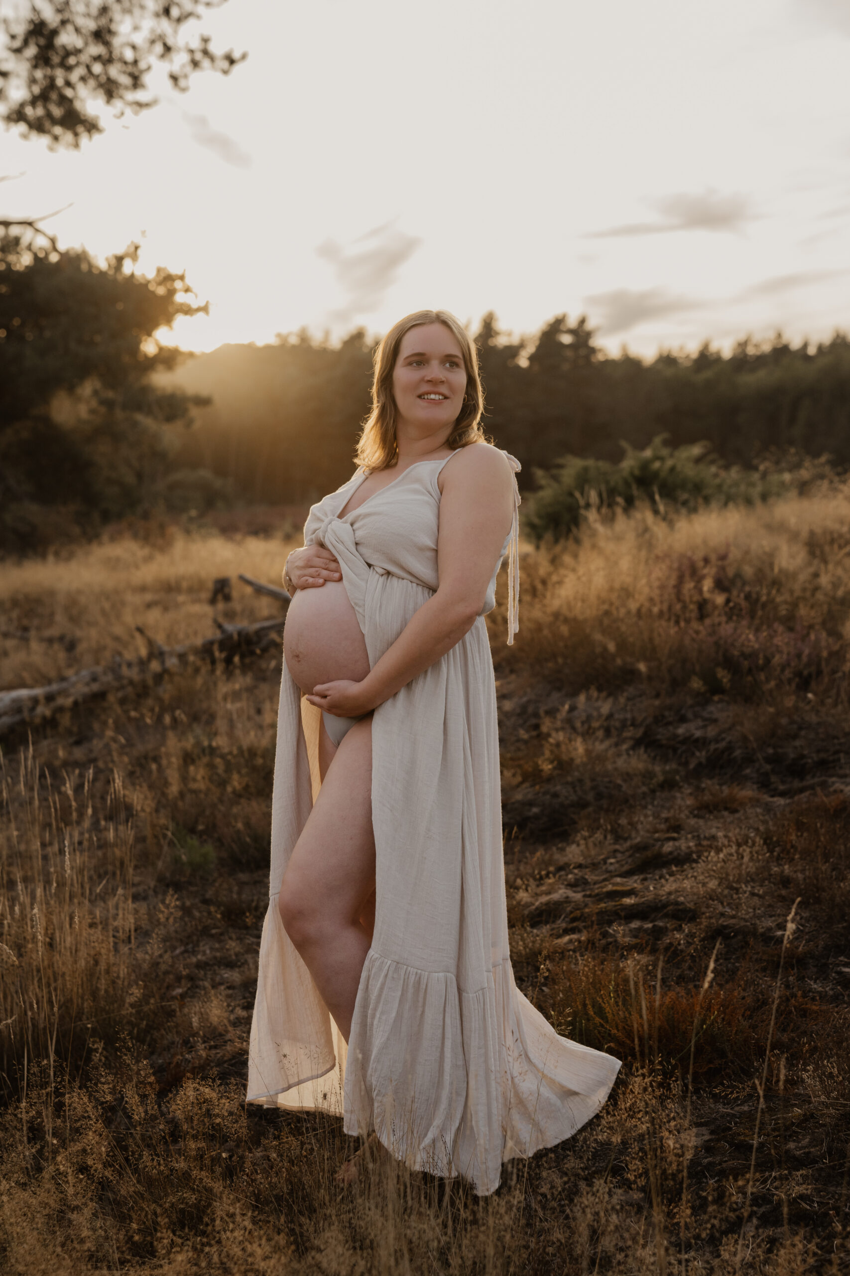 Zwangerschapsshoot in de Achterhoek met warm avondlicht